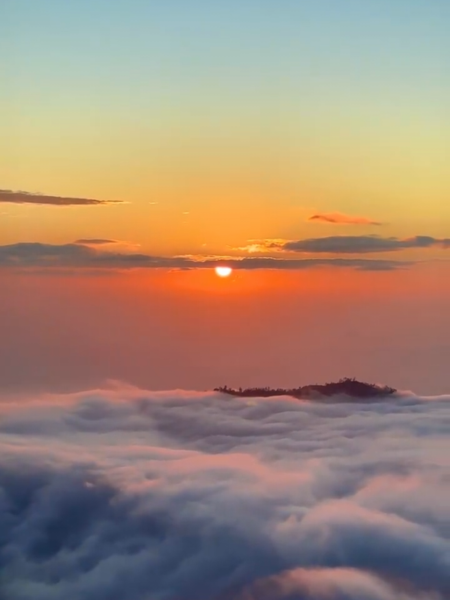 Mengapa awan selalu bergerombol ? Karena ia sadar, ia tak mampu menghiasi langit bila sendirian #sunrise #matahariterbit #gunungbatur #kintamani #kintamanibali #travel #pesonaindonesia #wonderfulindonesia 