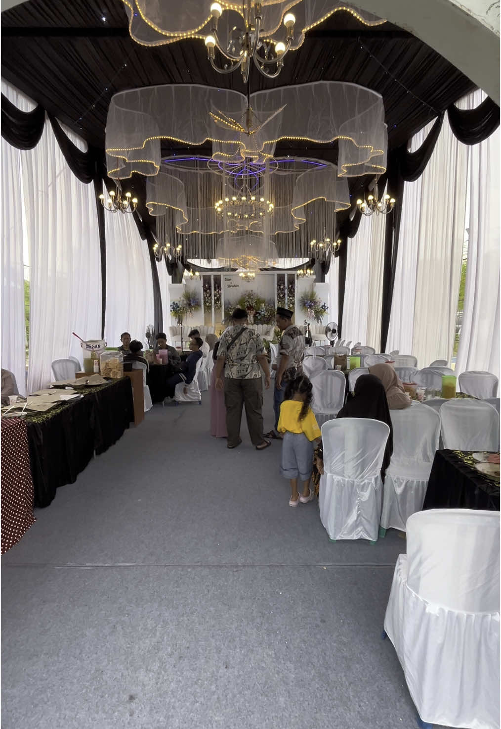 Tenda : Glitter VIP Warna : putih , hitam Informasi hubungi : 📱 0821 3821 6699 📱 0813 5976 7019 📍 jln rajawali Rt 6 Rw 2 desa punggul , kec.gedangan - sidoarjo .   RAYA DECORATION  menerima persewaan perlengkapan alat pesta , tenda , dekorasi pelaminan & sound system .  #tendasidoarjo #dekorasisidoarjo #weddingsidoarjomurah #teropsidoarjomurah #tendasidoarjomurah #teropsidoarjo #tendagliter #tendahits #pernikahansidoarjo #rayadecoration9#paketweddingsidoarjo