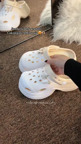 Ehh kok lucuu 😍🎀 #sandalkodok #sandalbaim #sandalkaret #selop #sandalwedgeswanita 
