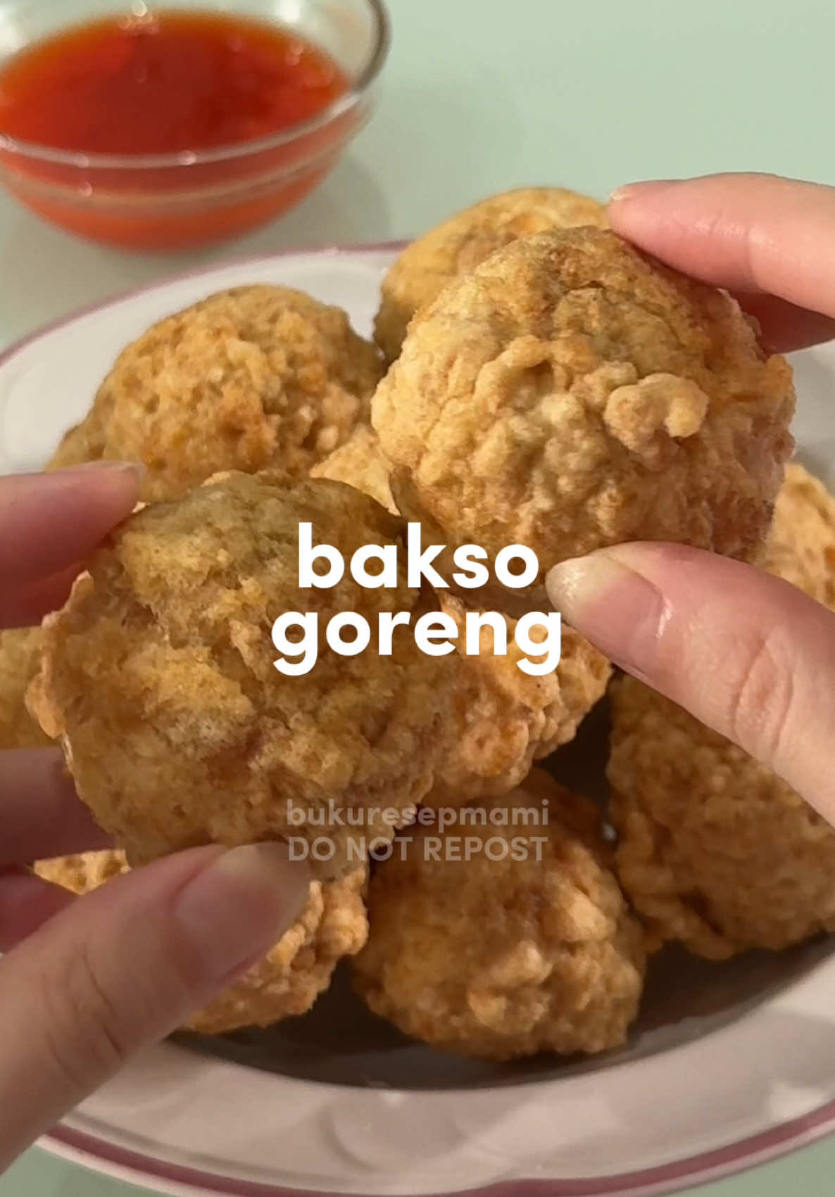 Bakso Goreng — sempet viral karena resep dari mertua ci @Nanakoot. Kalau di daerahku biasa disebut juga cayen goreng, bisa pakai daging bebong atau versi halalnya pakai ayam & udang aja kayak resep ini🥰  Bahan: - 150gr udang - 500gr paha ayam dengan kulit - 5 butir telur - 2 sdt merica - 1 sdt penyedap - 1 sdt micin - 1 sdm bawang putih halus - 500gr tepung tapioka merk sagu tani #promomakangajian #murahnikmatlezat #reseptiktok #tutorialmemasak #makananrumahan #tutorialmasak #resepsimple #resepsatset #baksogoreng #bakwangoreng #caiyen #gorenganviral #gorengan #olahanayam #olahanudang #resepayam #resepbakso 