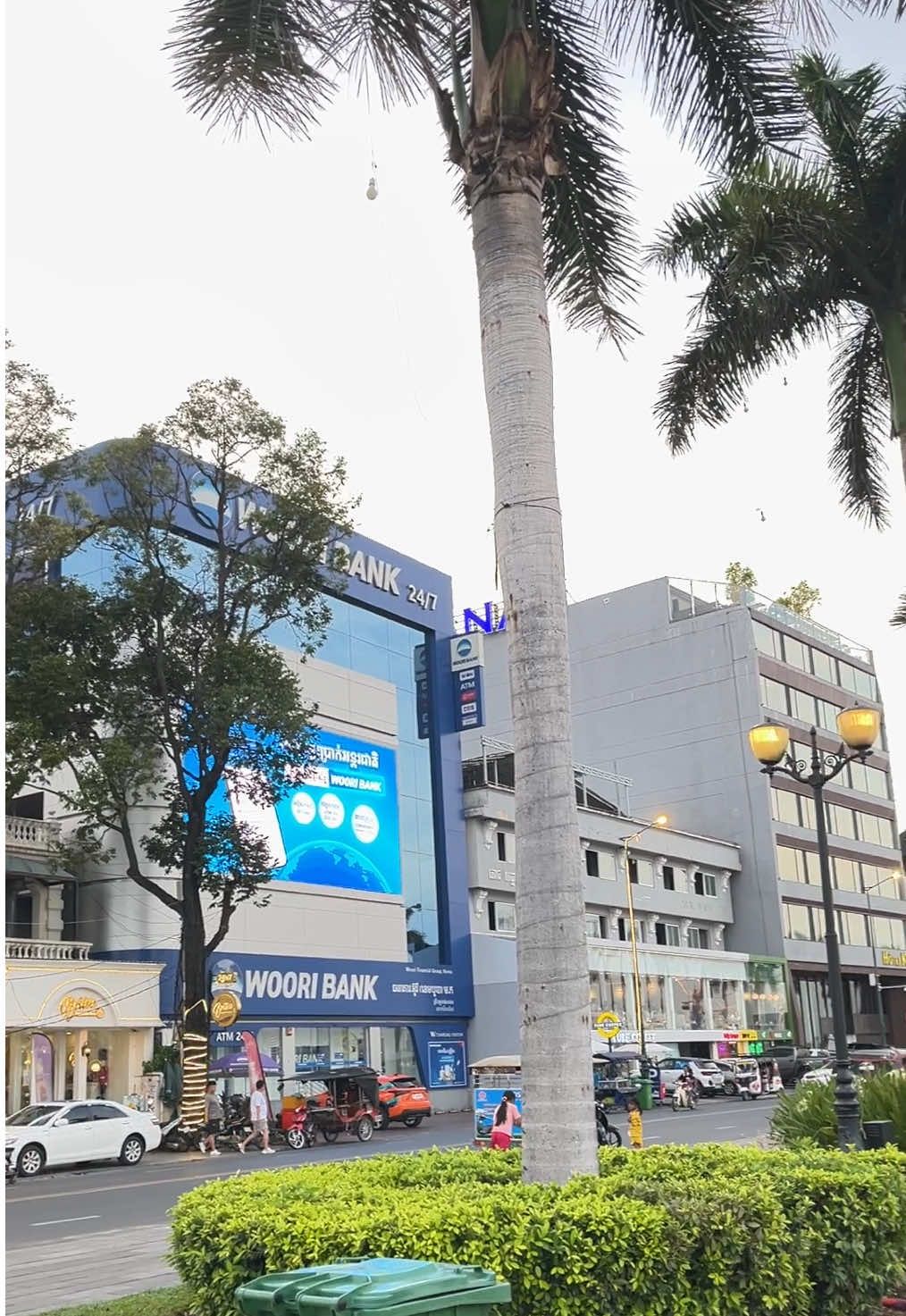 Seperti ini lah aktivitas warga kamboja di area jalan sisowath Quay depan royal palace park #kamboja #kamboja🇰🇭 #wnikamboja #phnompenhcity #phnomphenh #cambodia #sisowath 