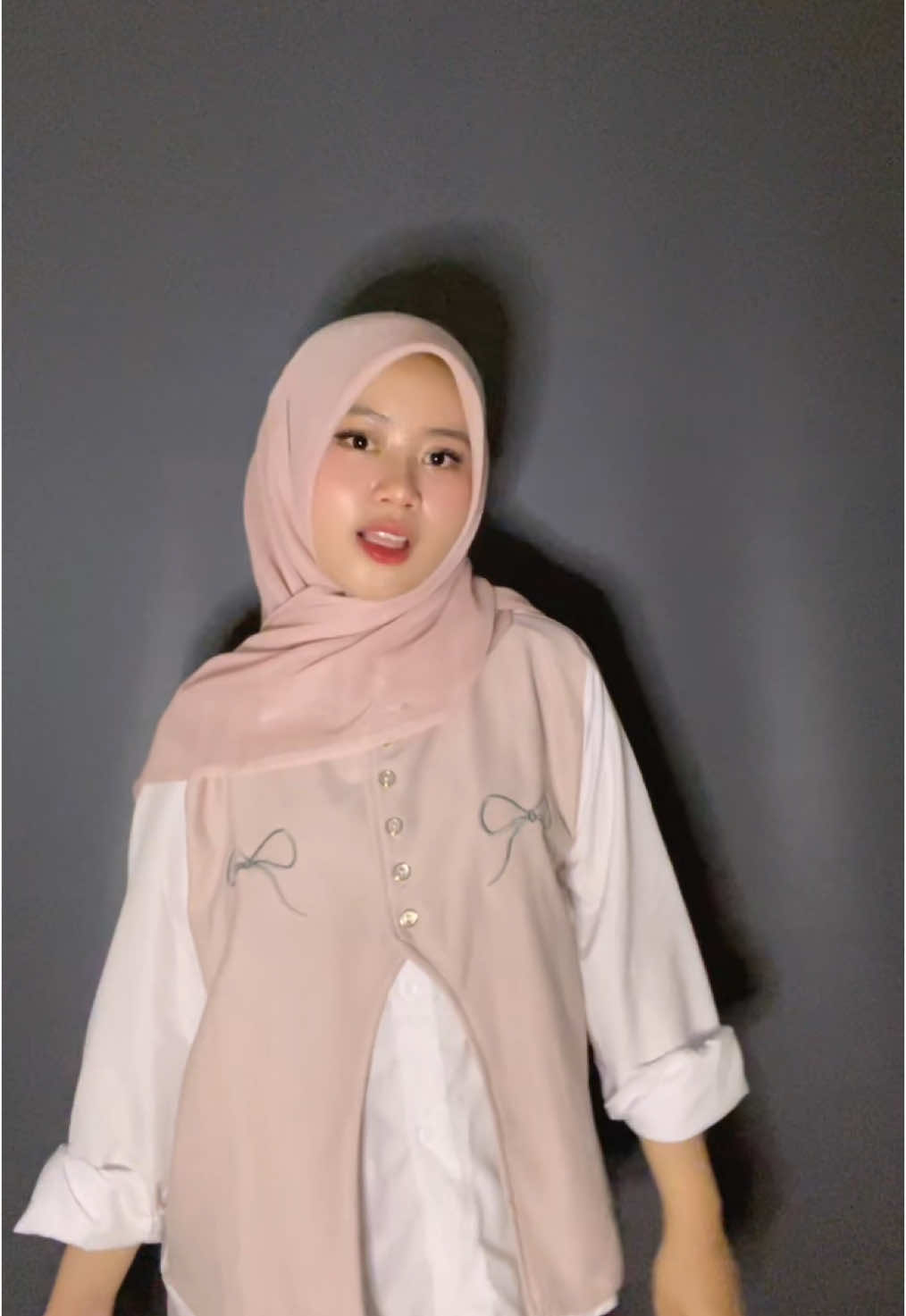 bajunya cantikk banget🤭  #blousewanita #blousecantik #ootdhijabstyle 