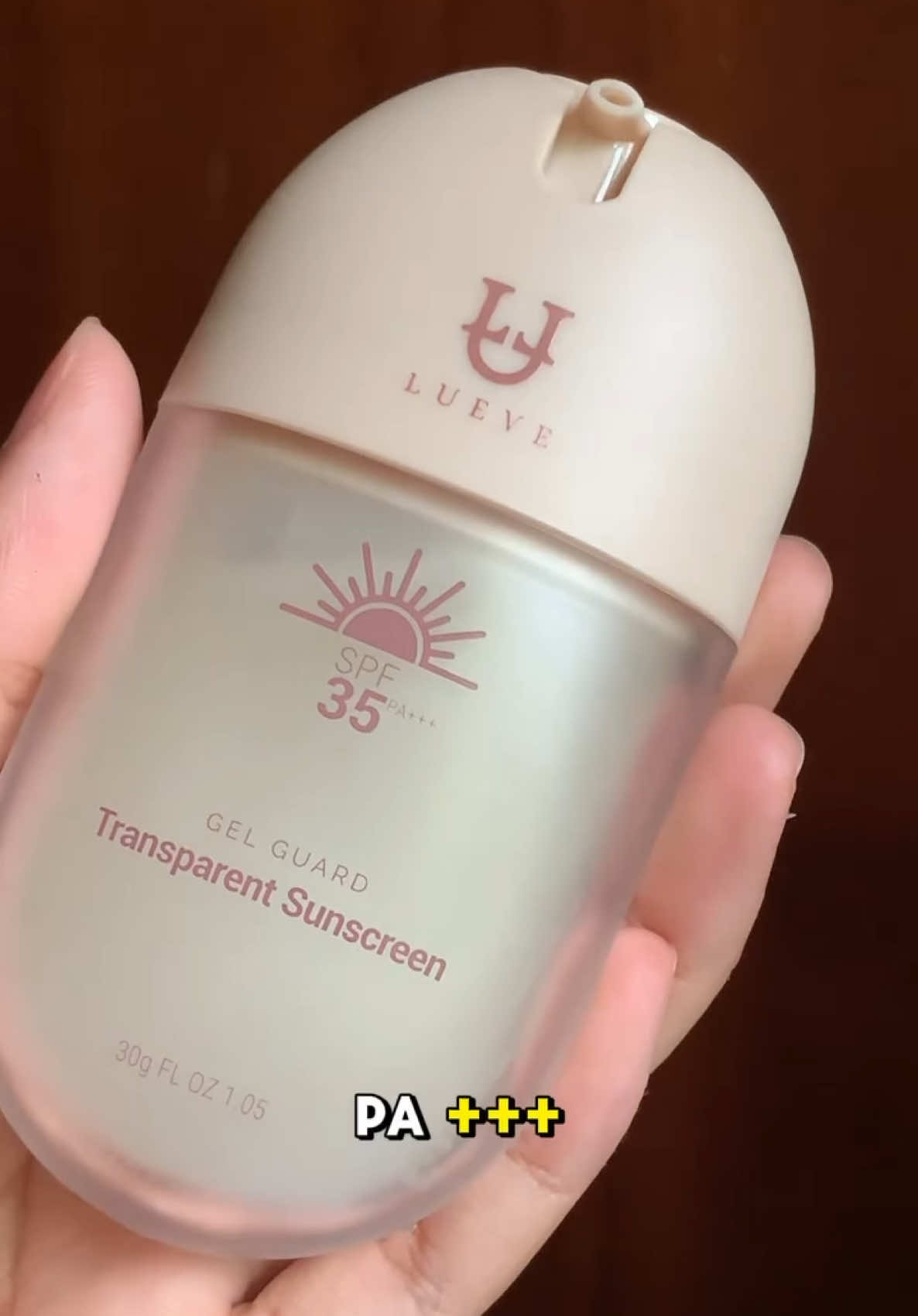 Sunscreen transparan ringan yang sudah skincare infused juga ❣️🌞 #lueve #sunscreen 