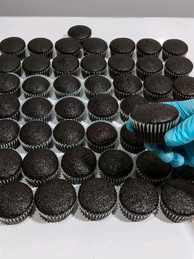 Moist Chocolate Cupcake Recipe sa kawali No oven ingredients  5 medium egg  2½ cup Evaporated milk (625ml) 2 teaspoon vinegar  1½ tbsp chocolate flavoring optional  1 cup cooking oil size cup (250ml) 4 cup+2 tbsp all purpose flour (500g) 1 cup cocoa powder (80g) 2 teaspoon baking soda (6g) 3 tbsp baking powder (30g) 1 teaspoon salt (5g) 3 cup sugar (600g) Make 48 pcs size 3oz  you can replace the chocolate flavoring with 2 teaspoon vanilla #withoutoven #chocolatemoistcupcake #chocolatecupcake #Recipe #nooven #cupcake #freemorerecipes 