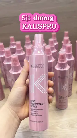 Xịt Dưỡng Tóc Tinh Dầu Hương Nước Hoa KALISPRO  ===================== Ưu Điểm Đặc Biệt Của Xịt Dưỡng KALISPRO  - Cung cấp độ ẩm và dưỡng chất giúp tóc mềm mại, bồng bềnh. - Giảm tình trạng tóc khô xơ, gãy rụng, đặc biệt là tóc xơ rối do nhuộm tóc hoặc uốn duỗi thường xuyên. - Kết hợp tinh dầu nước hoa giúp mái tóc bồng bềnh thơm ngát hương hoa. - Kết cấu dạng xịt tiện lợi, giúp mái tóc óng mượt, lưu giữ hương thơm lên đến 12 giờ.