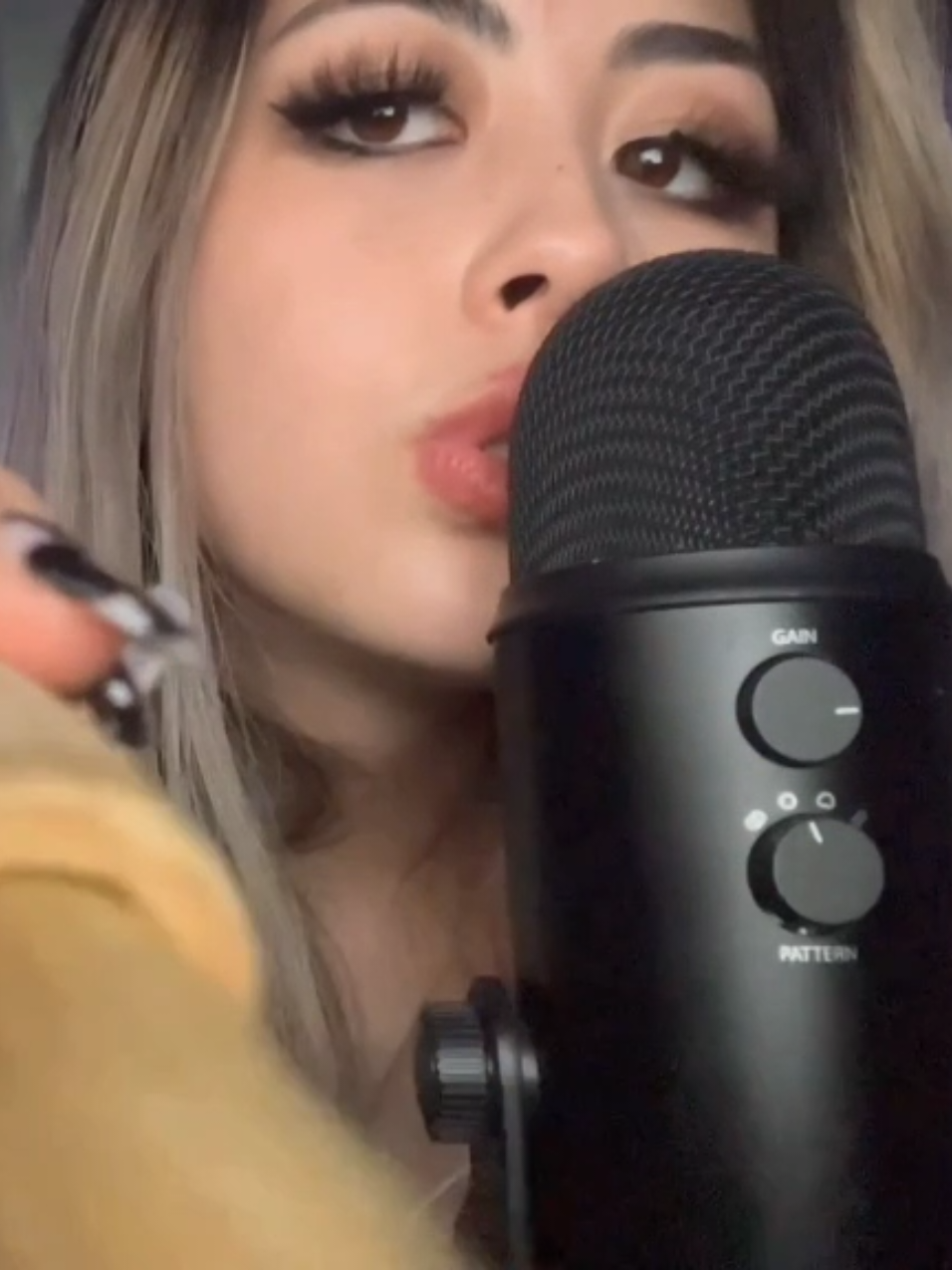 ASMR MOUTH SOUNDS 👅  #asmr #asmrmouthsounds 