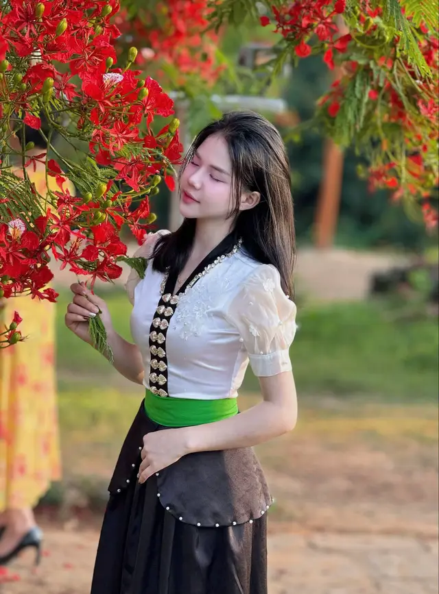 Con Tằm đắm đuối vì tơ...#thueTrangPhuc #trangPhucDanToc #gaiThai #trangPhucTruyenThong #gaiThai #viral 