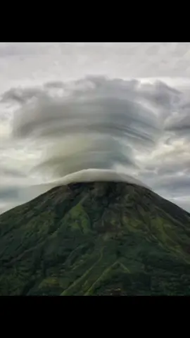 awan lenticular yang meandakan sedang terjadi badai di puncak gunung Sindoro #gunungsindoro #pendakigunungindonesia #pendakiindonesia #pendakigunung #gunungindonesia #gunung #exploregunung 