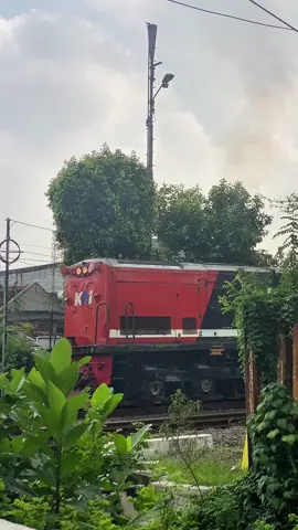 hujan hujan with wumbo              #railway #railfans #railfansindonesia #keretaapi #keretaapiindonesia #train #fyp #foryou 