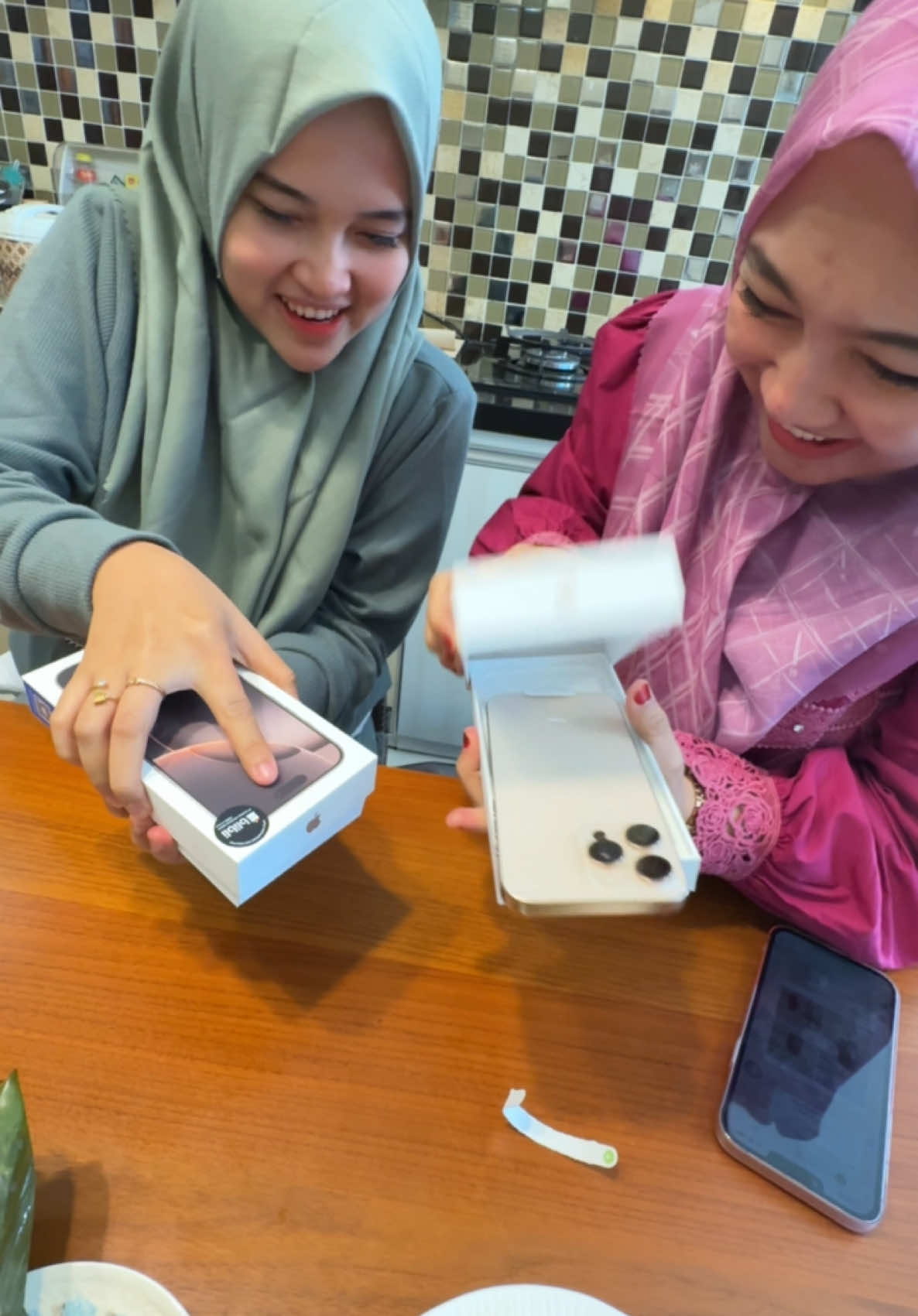 Beliin ke-2 istri iphone 16 Pro Max, endingnya bikin nangis 😭😭 #matpeci #poligami #fypage #fyp @Achie Hilman @Ochie Hilman 