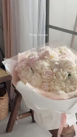 Bó hoa Peony trong trẻo kiêu sa  Đắt xắt ra miếng 1xtr 🤍 Love,  Em Fleur 📍 Số 16 Lô C2 đường số 45 p.6 quận 4 #flowerbouquet #peony #peoniesflowers 