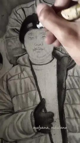 melukis foto keluarga,hitam putih💪🚴🇮🇩 media bahan👉kain kanvas,cat serbuk arang konte Charcoal,pensil,spidol kering,kuas,ukuran 30cm x 40cm🤲🕋 #melukis #lukisan #foto  #fotokeluarga 