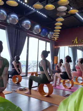 Tập yoga với lớp mình đi chill lắm 🥰 Tập từ trời sáng tới trời tối luôn😁#AnAnyoga #yogapilates #yogaflow #yogaonline #yogakem11 #yogagialai #xuhuong #fyp #LearnOnTikTok #phunu #lamdep #songkhoe #lenxuhuong #81gialaipleiku #viral 