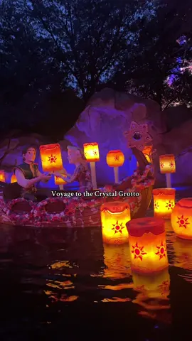 This ride in the evening is the best ✨🥹🫶🏼 #voyagetothecrystalgrotto #shdr #shanghaidisneyland #shanghaidisney #disneyride #rapunzel #aladdin #ariel #disneyparks @Disney NL & BE @Disney Parks 