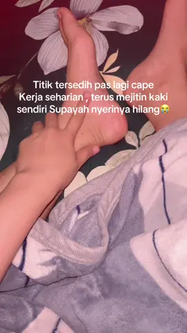 Apalagi pas pulang kerjanya malam vibes nya buat sedih bgt😭