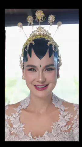 Terciduk ternyata Makeup Nikahan Luna Maya gak juta jutaan gaes , harga 100ribu an dong...emang udah dasar cantikkk yah...  #lunamaya #makeup #beauty #makeover #lunamaxim #mrsbouttier #lunabouttier  #maximebouttier   #jumathemat #wibgajian 