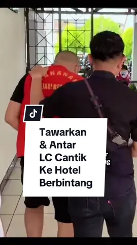-Diciduk Usai Antarkan Pesanan ke Hotel Berbintang- Seorang pria berinisial EL (32), sopir taksi online di Bengkulu, diamankan polisi setelah diduga menawarkan layanan hiburan kepada penumpangnya. Kejadian ini berlangsung di sebuah hotel berbintang di Kota Bengkulu, setelah EL menjemput penumpangnya dari Bandara Fatmawati Soekarno. Dalam perjalanan, EL menunjukkan beberapa foto perempuan dan menawarkan untuk mempertemukan salah satunya dengan si penumpang, dengan tarif yang telah disepakati sebelumnya. Penumpang tersebut kemudian memutuskan untuk bertemu dengan salah satu perempuan yang ditawarkan di kamar hotel. Tak lama setelah itu, pihak kepolisian langsung melakukan penggerebekan berdasarkan informasi yang sudah dikantongi sebelumnya. EL akhirnya ditangkap pada 14 Maret 2025 dan telah diserahkan ke Kejaksaan Negeri Bengkulu pada 8 Mei 2025 untuk proses hukum lebih lanjut. Barang bukti yang diamankan turut memperkuat dugaan keterlibatannya dalam praktik tersebut. Kasus ini masih dalam penanganan pihak berwenang, sementara publik diminta untuk lebih waspada terhadap praktik-praktik serupa yang melanggar hukum dan norma sosial. #bengkulu #kotabengkulu #ppa #polri #kejari 