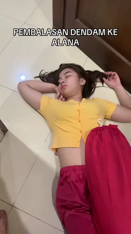 Kasihan juga sii dia tapi ngk apa apa dendam ku terbalaskan 