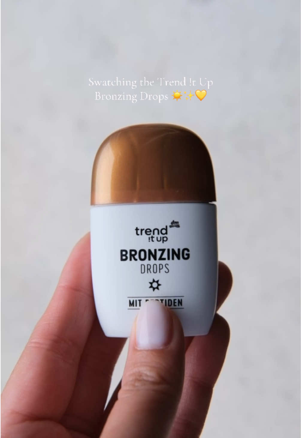 Swatching the @trend !t up bronzing drops with peptides. It would look pretty as a metallic bronze wash of color on the lids or sheered out around the face. You could also add the drops to moisturizer for an overall glow/self tanner effect on the body and face. #swatches #drogerieprodukte #bronzingdrops #trenditup #summermakeup 