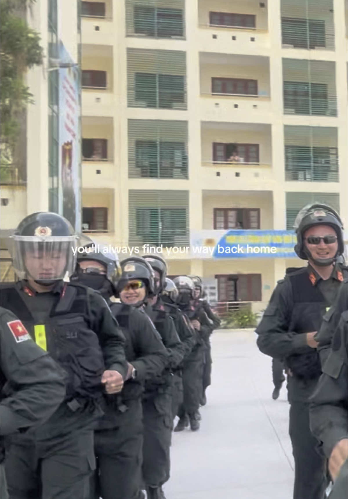 Mặc giáp chống đạn chạy thể lực! ☀️☀️ Ai chạy rồi giơ tay??? ✋🏻✋🏻 #VNFPU #GGHB #training 