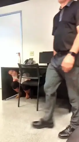 So funny🤣🤣🤣#scared #prank #jumpscare #scarecam #scareprank #funny #funnyvideos #fun #funnytiktok #entertainment #sofunny #trending #tiktokviral #usa #foryoupage 