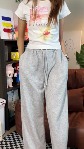 กางเกงวอร์มสีเทาอ่อน สีนี้ต้องมีติดตู้ #กางเกง #กางเกงวอร์ม #กางเกงขายาว #กางเกงวอร์มขายาว #กางเกงขายาวใส่สบายๆ #แต่งตัว #เสื้อผ้าแฟชั่น 