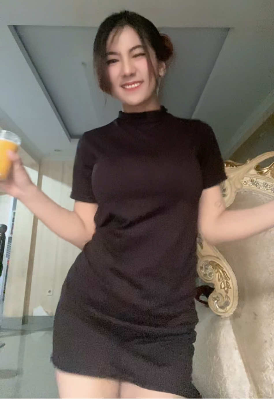 mau tumpah  jus mangga nya