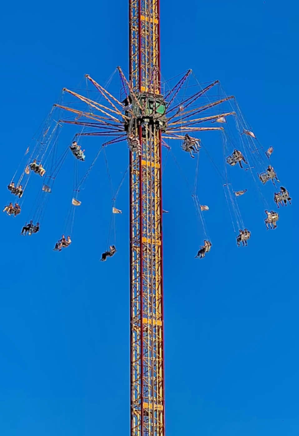 AERONAUT (de Voer) Frühlingsfest Stuttgart #kettenflieger #giantride #höhenangst #adrenalina #sky #flying #fahrgeschäft #carnivalrides #fairrides #aussicht #himmel #kirmes #kermis #carnival #rummel #funfair #kermesse 