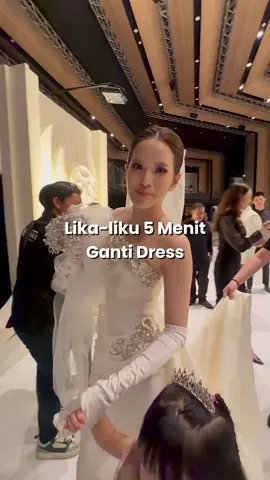 ganti baju buat tea pai 👰🏻‍♀️ otw Tepuk angpao CUAN!!! Pai Jiu Tea Pai🧧🤩 Upacara minum teh ini lanjutan dr holy matrimony kita,  So seru juga ini tradisi nya, ☕️🫖 Pai Jiu dulu sbgai penghormatan untuk org tua (tanda cinta, hormat, dan terima kasih) simbolis pengantin di trima ke keluarga baru.. trus  Angpao 🧧🧧🤑 di kasih ke kita sbagai bentuk DOA, RESTU, HARAPAN dan sbgai MODAL memulai kluarga baru.. slay!  another statement gown @tinarabrides x @leciel.design  wo @vibonaccieventcrafter  retouch makeup @feliciasasongko  suit keren koko @williamwonghang wedding content @moirephoto @weddwhisper