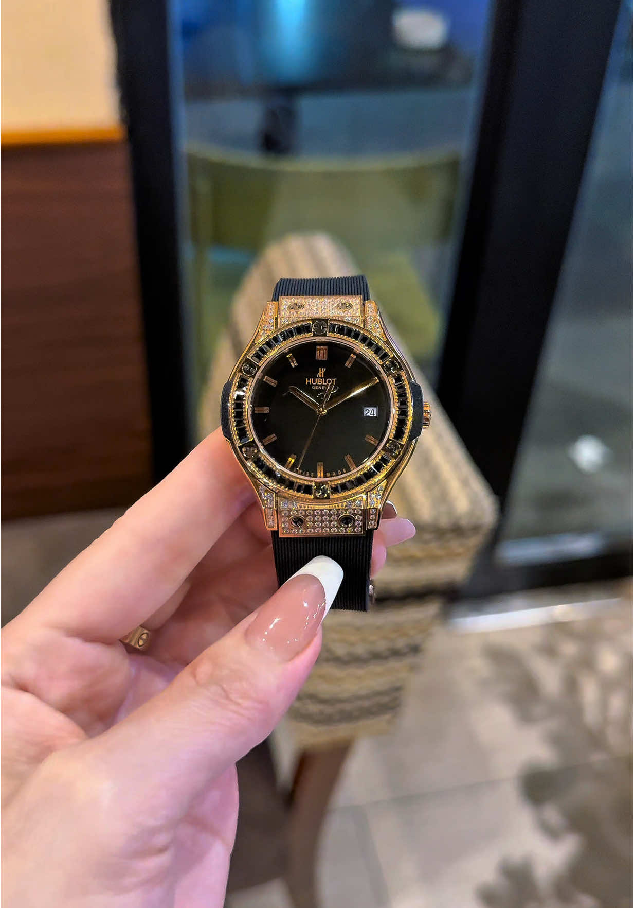 Trẻ trung , lấp lánh . Full viền đá lấp lánh đẹp xỉu ạ 😉⌚️#honganhwatchluxury #donghodep #xuhuongtiktok 