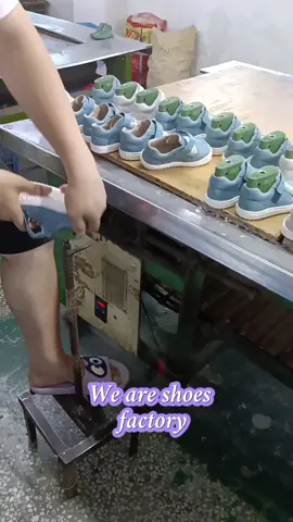 Taking the shoes out from green shoelast#footwear#shoesmaking#shoesfactory#factorylife#tiktoker