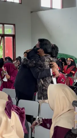 Ketika anak anak lain terlihat bahagia sungkem dengan orang tuanya,adikku hanya berurai air mata memelukku Tidak ada seorang kakak yang tidak bangga atas keberhasilan adiknya sendiri, Tuhan, aku seorang kakak yang kadang galak dan cuek pada adikku, tapi jauh di lubuk hatiku aku sangat menyayanginya, apapun yang terjadi aku berharap semoga adikku punya nasib yang lebih baik dari diriku. Mak adek lulus,aku yakin mamak pasti bangga dialam sana 🥹#fyp #fypage #ibu #sadstory 