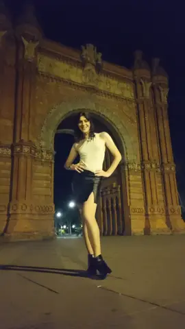 Barcelona 🇪🇦🥰 . . #crossdresser #crossdressing #travesti #trans #mtf #transtok #modeling #Runway  #españa #arcodetriunfo #barcelona #femme #model 