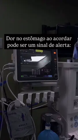 📌 Acordar com dor no estômago todos os dias não é normal, é um aviso. Se você sente queimação, aperto ou pontadas na região do estômago logo ao levantar, o corpo está tentando te alertar sobre algo que já está fora do equilíbrio. Essa dor matinal pode ter várias causas e todas merecem atenção médica: ✔️ Possíveis causas clínicas: ▪️ Gastrite em fase ativa: o estômago ficou horas em jejum e, sem proteção, o ácido agride a mucosa inflamada. ▪️ Úlcera gástrica: a dor tende a surgir em jejum ou durante a madrugada. ▪️ Refluxo noturno: o ácido pode subir durante a noite e causar dor ou irritação ao acordar. ▪️ Alimentação agressiva à noite: refeições pesadas antes de dormir sobrecarregam o sistema digestivo. ▪️ Uso abusivo de medicamentos: como anti-inflamatórios ou analgésicos que agridem o estômago. ▪️ Jejum prolongado + café em jejum: combinação explosiva para quem tem estômago sensível. 🔎 A dor matinal se repete? Então o problema não é passageiro. É o seu corpo pedindo ajuda antes que piore. Sentir dor ao acordar não é sobre azar, é sobre hábitos, inflamação e possíveis doenças silenciosas. E quanto mais cedo você investiga, mais fácil é tratar. Dr. Pedro Henrique — CRM-GO 27.939 ⸻ dor no estômago ao acordar; gastrite; úlcera gástrica; refluxo noturno; dor matinal no estômago; sintomas digestivos; queimação ao acordar; estômago inflamado; dor de estômago; alimentação e dor; café em jejum; jejum prolongado; tratamento para gastrite; saúde digestiva; Dr. Pedro Henrique