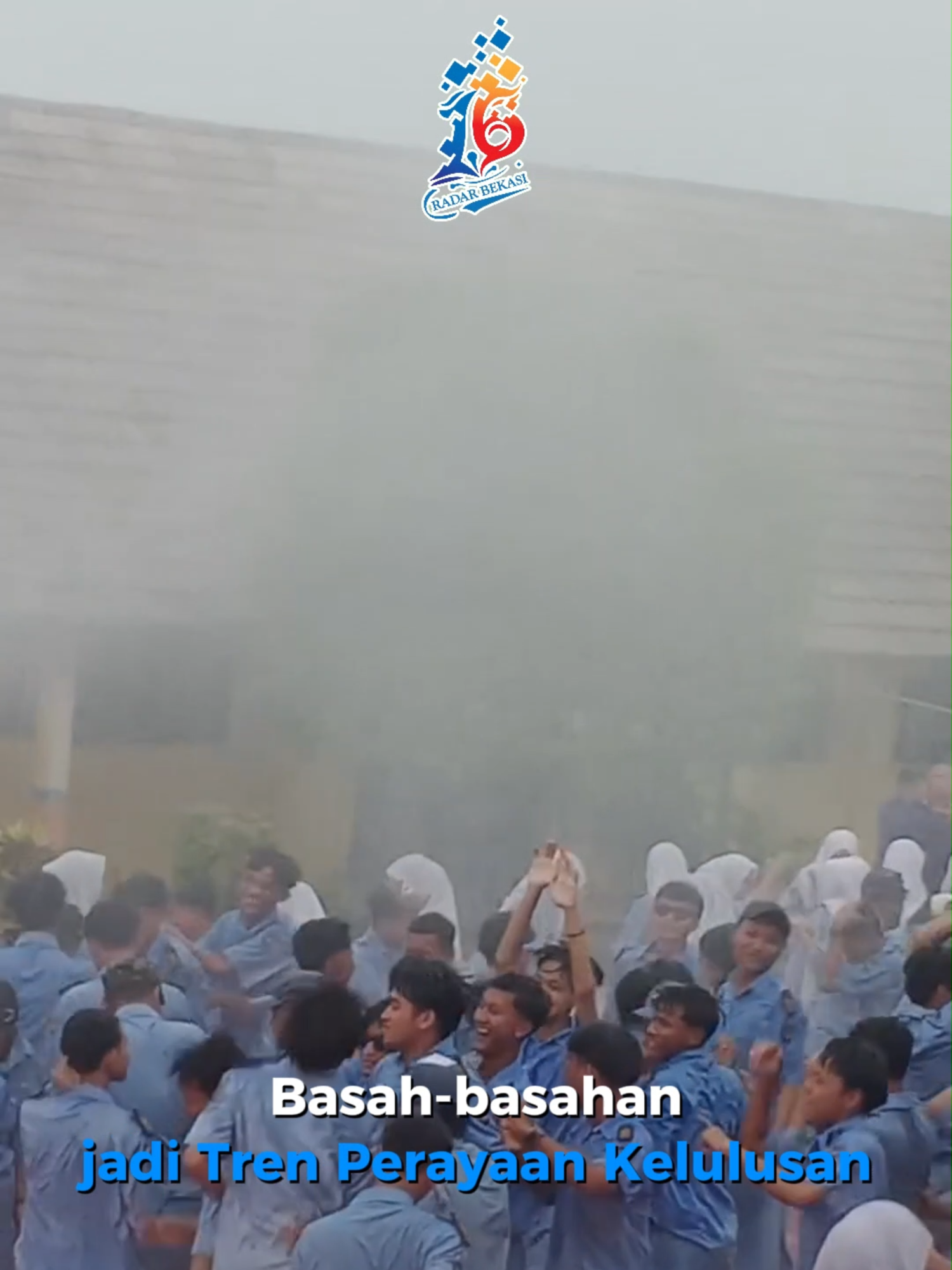 Kegiatan basah-basahan dengan penyemprotan air dari mobil pemadam kebakaran kini menjadi tren dalam perayaan kelulusan siswa di Kabupaten Bekasi. Dinas Pemadam Kebakaran dan Penyelamatan (Disdamkarmat) Kabupaten Bekasi mencatat lonjakan permintaan dari sekolah-sekolah untuk menyelenggarakan acara perayaan kelulusan dengan cara unik tersebut. Fenomena ini muncul seiring kebijakan Gubernur Jawa Barat, Dedi Mulyadi, yang melarang kegiatan wisuda maupun study tour termasuk perayaan kelulusan di luar kota demi meringankan beban ekonomi orangtua siswa. Kepala Disdamkarmat Kabupaten Bekasi, Adeng Hudaya, menyebut tren basah-basahan mulai terlihat sejak 2024 dan terus meningkat pada 2025. Hingga awal Mei, sudah ada empat sekolah yang mengajukan permohonan resmi untuk kegiatan tersebut. Baru-baru ini, pihaknya melayani permintaan dari SMK 1 Tambelang. Baca selengkapnya di www.radarbekasi.id (link di bio) #radarbekasii #harianradarbekasi #koranbekasi #beritabekasi #perayaan #kelulusan #fenomena #kebijakangubernur #tambelang #kabupatenbekasi