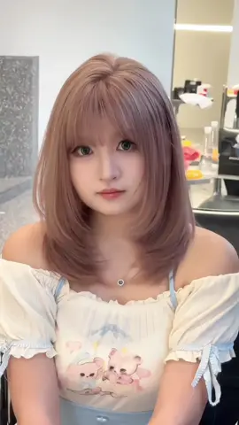 Đưa bạn đến trải nghiệm góc nhìn đầu tiên của việc nhuộm bột trà sữa cho cô gái ngọt ngào. #First Perspective #Hairdressing Technology Sharing #Changsha Hair Dyeing #Hair Bleaching #DL Hanhan Close #Chia #nhuộm #Tẩy #nhomtoc #salon #taytoc #cattoc #girl 