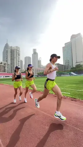 Lên tàu nhanh nào #chaybo #thoitrangchaybo #aochaybo #quanchaybo #giaychaybo #xuhuong #dongluctapluyen #kyluatbanthan 