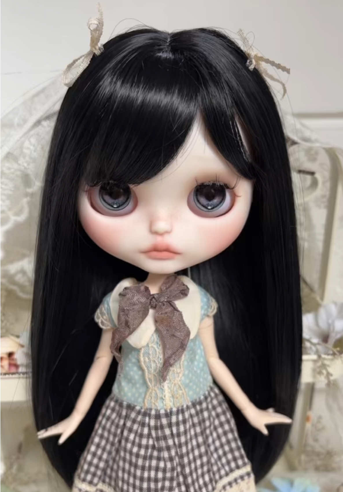 Yumi sold out in 5 minutes, thankyou! (୨୧ᵕ̤ᴗᵕ̤)  #blythe #customblythe #doll #japanese #grunge #gothic #goth #coquette #explore #fyp #real #mecore #dollcore #vintage #antique #blythedoll 