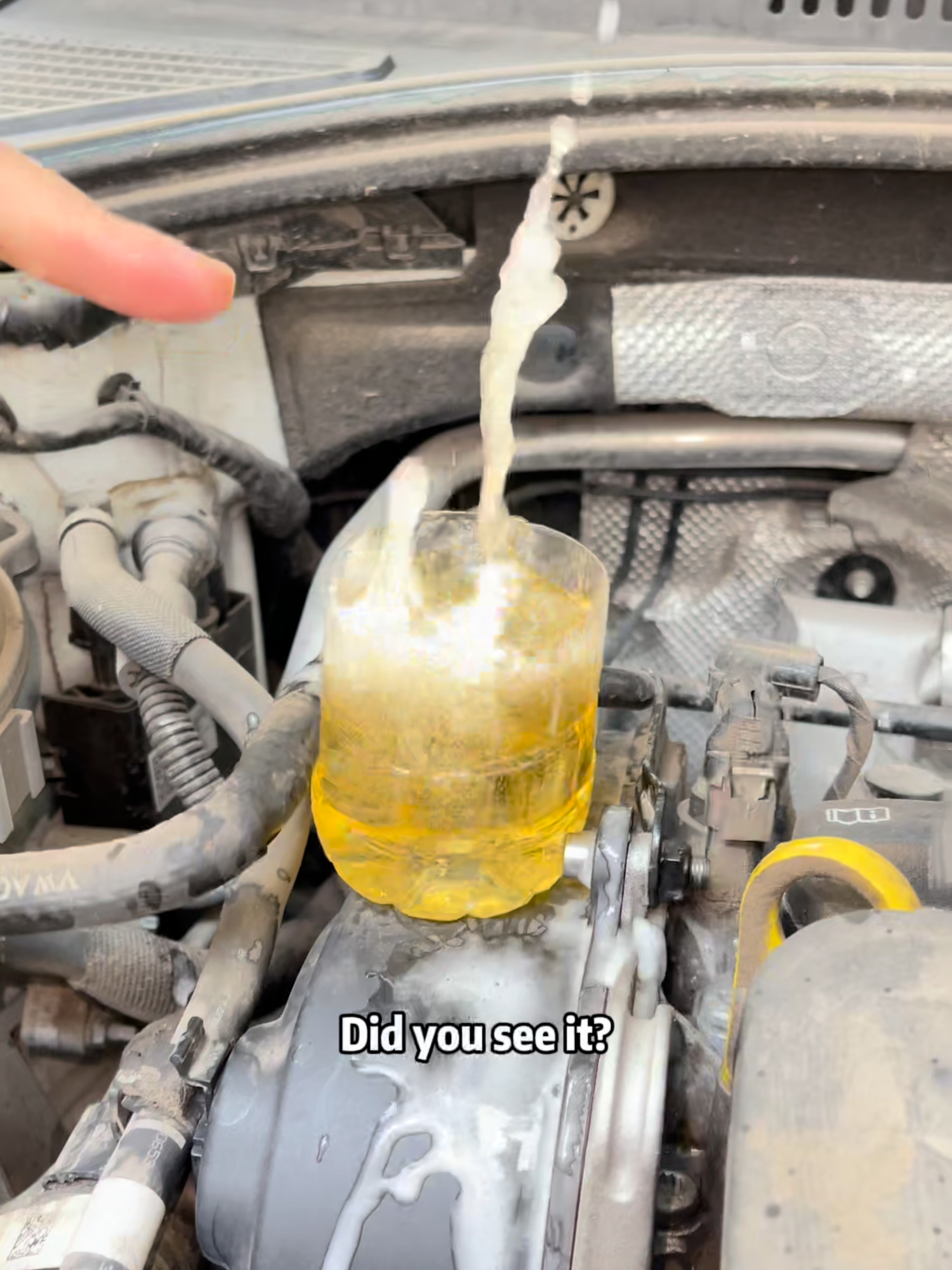A must-have for old cars, a bottle of three-way catalyst can solve the problem of carbon deposits in your entire car!#fpy #driving #skills #knowledge