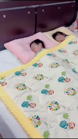 Bayi tidak boleh tidur dengan bantal dewasa lagi. Jika bayi anda gelisah dan mudah bangun, anda mesti mencuba bantal kacang, yang selesa untuk disentuh dan tidak bimbang untuk berguling!