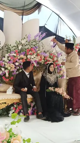 wedding 10 April 2025 gak tega liatnya😢dek @wmoonmua  demi istri tercinta...walaupun sedang sakit rela ke pelaminan dengan hinfusannya😢 #fyp #muapamekasan #fyppppppppppppppp 