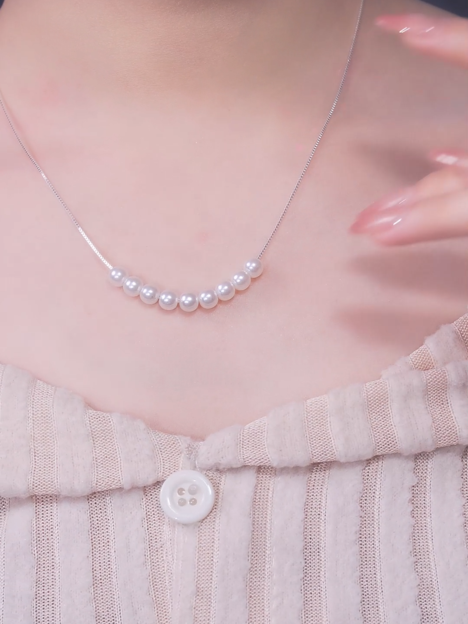 Đầm trắng và dây chuyền TLEE Ngọc Trai = nữ tính max điểm.#tleejewelry #daychuyenbactlee #lactaybactlee #khuyentaibactlee #nhanbactlee #nhandoibactlee #lacchanbactlee #trangsucbac #setquatangtlee