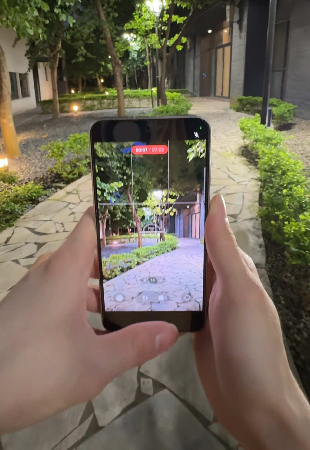 Test video Galaxy A56 di malam hari dan hasilnya bisa se-stabil ini 🫶 tips biar ga goyang dan minim jiter: harus record pake 2 tangan dan jalan mode ninja biar makin stabil 🥷 🤙 #samsung #galaxya56 