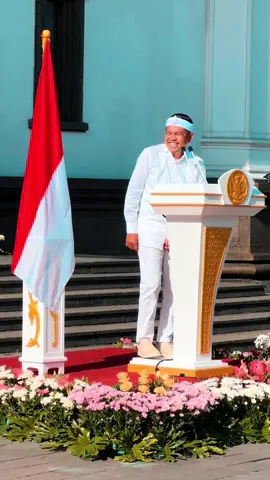 berikan ruang bagi Gubernur Jabar, Kang Dedi Mulyadi untuk membangun Jawa Barat. memimpin 50 juta penduduk di Jawa Barat perlu usaha yang keras, oleh karenanya beliau begitu fokus dan tegak lurus dalam menjalankan tugasnya. #dedimulyadi #kdm #gubernurjawabarat #jawabarat #jabar #sunda 
