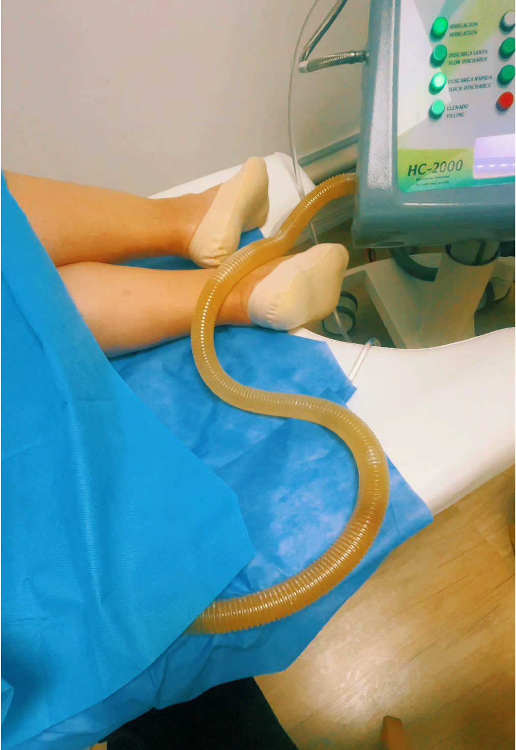 La hidroterapia de colon,  uso de equipo especializado, para realizar una limpieza profunda del intestino grueso mediante agua filtrada y a temperatura controlada. Características: 	•	Equipo de uso profesional  	•	Permite un control preciso del flujo y temperatura del agua. 	•	Suele incorporar filtros y reguladores de presión, así como un sistema de seguridad para el paciente. Beneficios de la hidroterapia de colon  	•	Ayuda a eliminar toxinas y residuos acumulados en el colon. 	•	Puede aliviar síntomas como estreñimiento, inflamación o gases. 	•	Contribuye a mejorar la absorción de nutrientes y el bienestar digestivo general. 	•	Se utiliza como parte de procesos de desintoxicación integral y preparación para dietas como la keto o paleo.