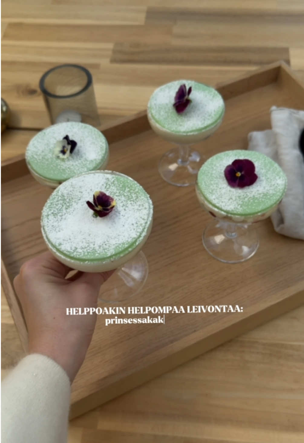 Nämä prinsessakakut lasissa on täydelliset äitienpäivään ja niin helpot valmistaa! 🌸🥰   Ainesosat: 	•	1 valmis torttupohja 	•	n. 50 g marsipaania 	•	1 prk Valio Keittiön kuohukermaa 	•	1 prk Valio Keittiön vaniljakreemiä 	•	2 dl vadelmahilloa Koristeeksi: 	•	tomusokeria 	•	syötäviä kukkia #valiotok #äitienpäivä #prinsessakakku
