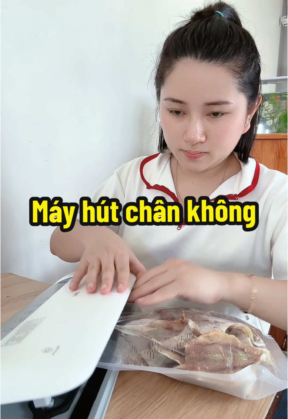 Bảo quản đồ ăn cho cả nhà dễ dàng hơn nhờ có cái máy hút chân không Deli này nè, hàn miệng túi khi dùng đồ chưa hết cũng ok lắm á, các mom coa thể tham khảo nha ☺️☺️#meconnhapiu #mayhutchankhong #deli 