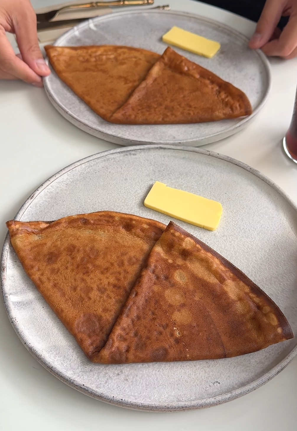 モチモチ生地にたっぷりバターを染み込ませたシュガークレープが絶品！ 【ØC tokyo】 @代々木上原駅から徒歩13分 シュガーの甘みとバターの塩味が絶妙な塩梅になっていて、焼きたての生地のしっとりモチっとした食感がたまらない！ オシャレな店内となっていてテラス席で食べるのも最高です！ シュガーバタークレープは1200円 他にはレモンクレープやあずきバタークレープもあります！ 犬も店内可となっていてオシャレなカフェタイムを過ごしたい時にもオススメです！ ⏰9:00〜20:00 🏪不定休 📍東京都世田谷区北沢5-27-16 KMK 1F
