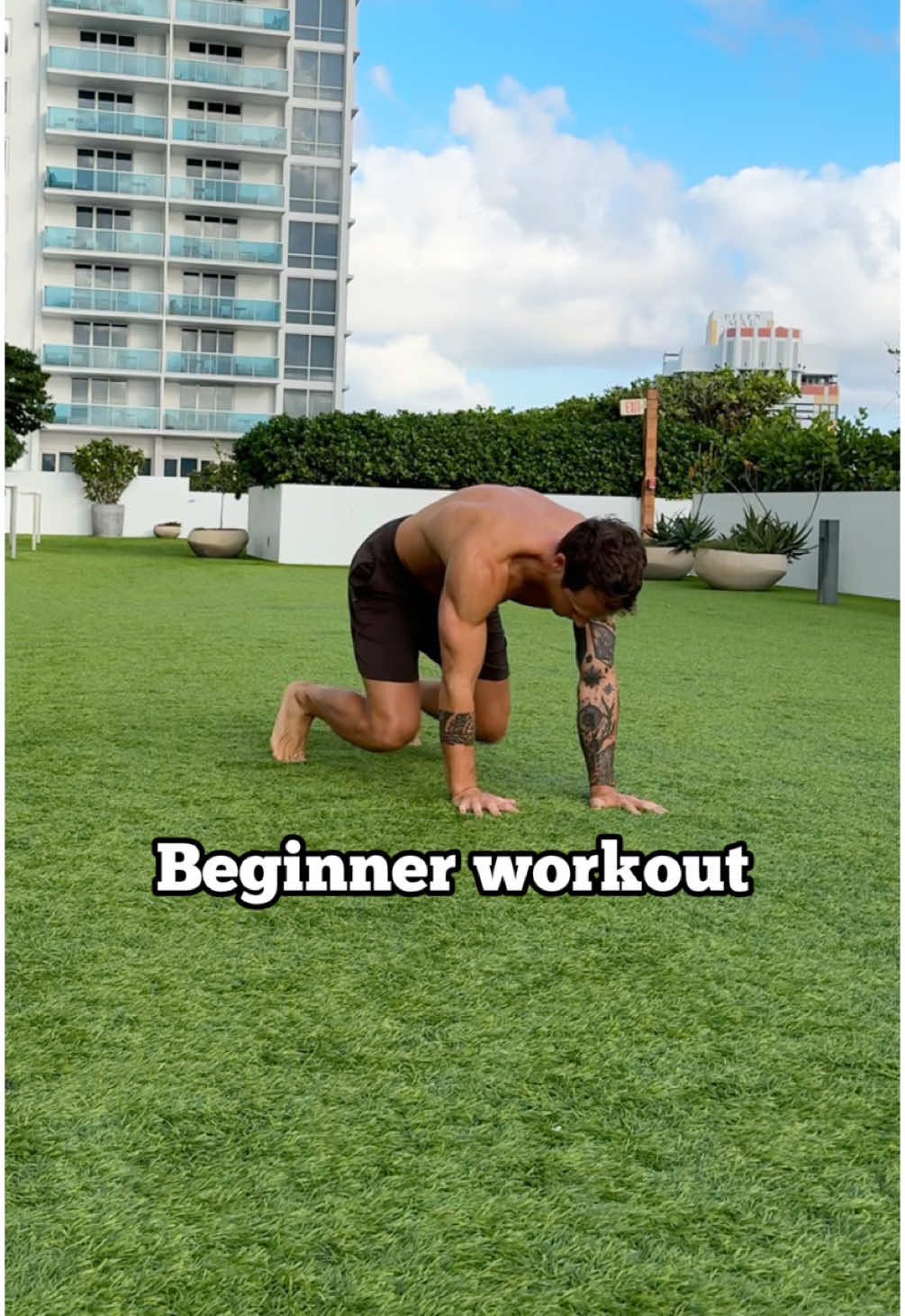 Do this beginner routine 2-6 times a week and your body will thank you ✅ 1. Tiger crawl. 60 seconds 2. Table walk. 60 seconds 3. Prone back&head taps to plank. 60 seconds 4. Kneeling diagonal stretch. 10 reps each side. Take as much rest as needed in between exercises and complete 2-3 rounds. Enjoy! 🔥