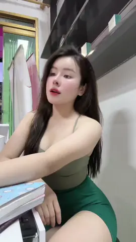 Nhìn em hơi yếu đuối 